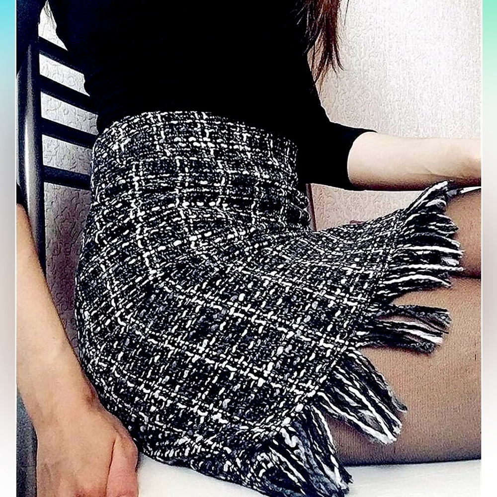 Woman mini skirt in a cage plaid tassel
